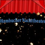 Roter Theatervorhang gibt Blick auf sternenbesetzte Bühne frei, Schriftzug "7. Hambucher Nachttheater" in blauer Schrift