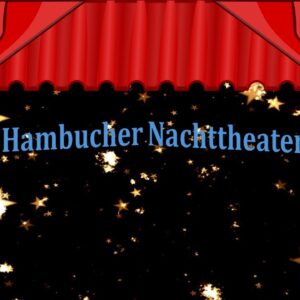 Roter Theatervorhang gibt Blick auf sternenbesetzte Bühne frei, Schriftzug "7. Hambucher Nachttheater" in blauer Schrift