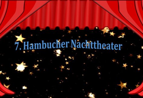 Roter Theatervorhang gibt Blick auf sternenbesetzte Bühne frei, Schriftzug "7. Hambucher Nachttheater" in blauer Schrift